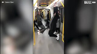 Jovem cai de metrô e fica para trás na estação