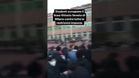 Studenti occupano il liceo Vittorio Veneto a Milano contro tutte le restrizioni imposte