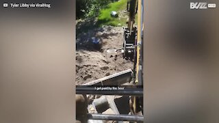 Retroscavadora gigante usa pá normal para escavar!