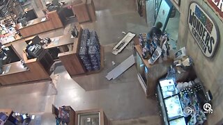 VIDEO: Gang of thieves steal 14 weapons from Bass Pro Shops store