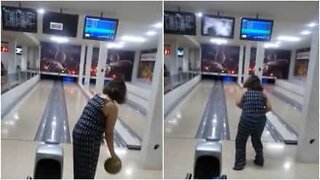 Dårlig bowling: En kvinde smadrer et TV