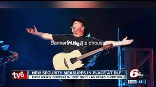 Garth Brooks honors Las Vegas victims during Indy concert with "For Vegas" t-shirt