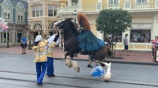 Balão assusta cavalo durante mini desfile no Walt Disney World