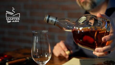 Grand Mariner 100 Liqueur du Cognac Pouring
