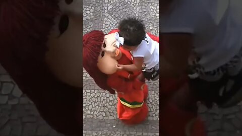 FELICIDADE DAS CRIANÇAS COM O FOFÃO DA CARRETA DA ALEGRIA, LIKE