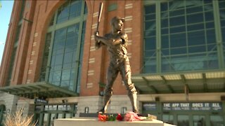 Milwaukeeans pay tribute to Hank Aaron throughout city