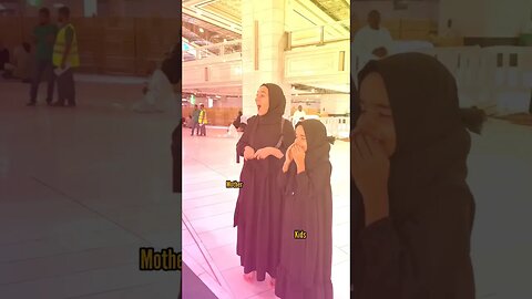 Mother and daughter 🧕 for the first time in Kaaba 🕋👈🤲 #kaaba #shorts @Sunnah_Stories