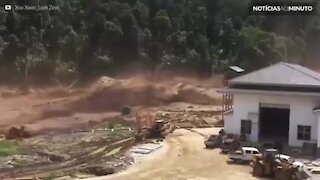 O impressionante momento em que uma barragem se rompe