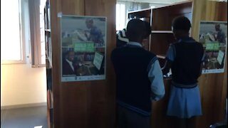 WATCH: learners browse books (JDD)