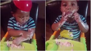 Baby finner sølete nye måter å nyte yoghurt