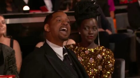 Will Smith golpea a Chris Rock por una broma sobre su esposa en la gala de los Premios Oscar #Oscar
