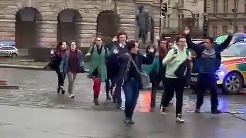Americký turista natočil video, jak policie evakuovala studenty přímo do mušky Davida Kozáka!
