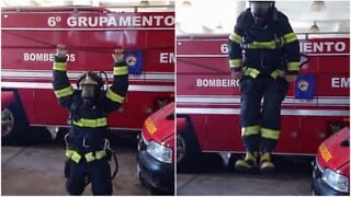 Bombeiro brasileiro faz ginástica com uniforme completo