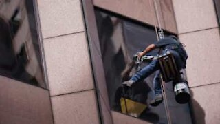Deux ouvriers ballottés dans les airs au 50e étage