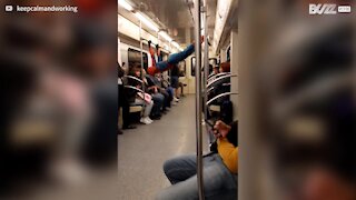 Homem-aranha entretém pessoas no metro