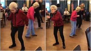 Cette femme prouve qu'il n'y a pas d'âge pour danser