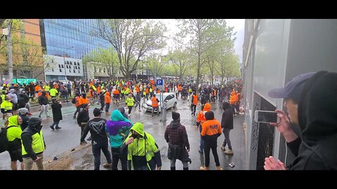 #CMFEU UNION BRAWLERS GET IT ON THE SIDEWALK SMASHING EACH OTHER IN A MELBOURNE MMA