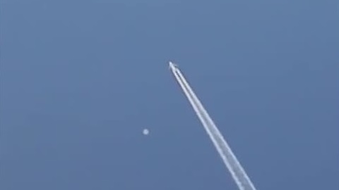 Eagle-Eyed Person Spotted A Strange Object Next To A Jet Plane Trail