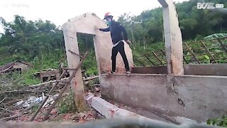 Ce jeune homme se fait écraser par un mur