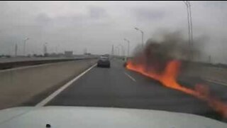 Une camionnette chinoise prend feu sur l'autoroute