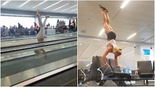 Donna esegue la verticale all'Aeroporto di Las Vegas!