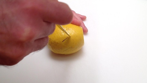 How to cut a lemon, tomato and kiwi using "wolf's teeth" technique