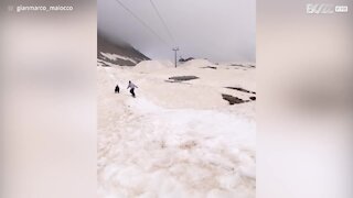 Un snowboardeur tombe deux fois essayant de réussir un saut impressionnant