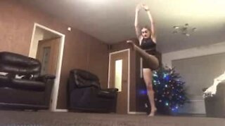 Jovem dançarina torce tornozelo durante treino