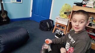 Un jeune trop heureux de réussir le bottle flip challenge