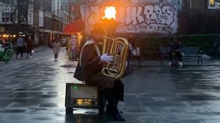 Artista de rua cospe fogo pela tuba!