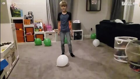 Jovem falha ao tentar rebentar balão
