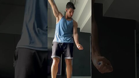 ¿Por qué los gimnastas tienen biceps enromes? #calisthenics #shorts
