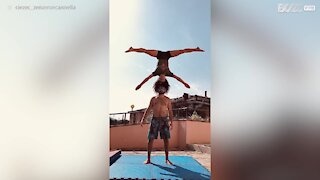 Ces acrobates partagent tout, même les lunettes de soleil