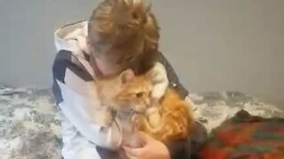 Dreng genforenes med hans forsvundne kat