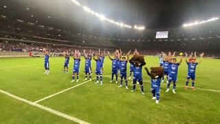 Jogadores saudando a torcida do Cruzeiro após a vitória