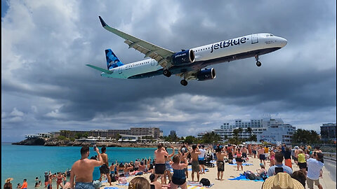 Low Landing JetBlue Flight JBU787 at Maho Beach, St. Maarten