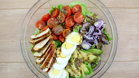 Honig Senf Salat mit Hühnchen und Avocado