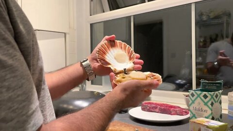 How to Open and Clean Fresh Scallops (1/2)