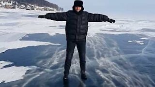 Le vent pousse cet homme sur un lac gelé