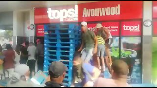 WATCH: Liquor stores looted as Capetonians gun for booze amid lockdown (xCE)