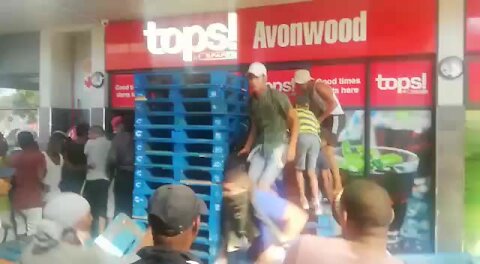 WATCH: Liquor stores looted as Capetonians gun for booze amid lockdown (xCE)