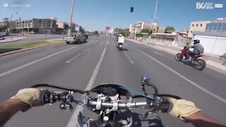 Donna senza casco ha un incidente in moto