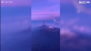 Une éruption au Mexique, vue de l'avion