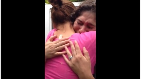Mother And Daughter’s First Embrace After Being Separated For 22 Years