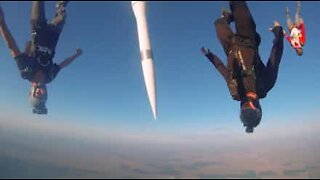 Des parachutistes sautent avec un missile