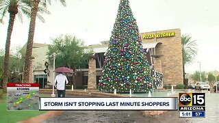 Storm isn't stopping last minute holiday shoppers