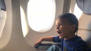La reazione di un bimbo che prende l'aereo per la prima volta