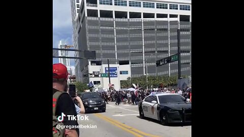 TRUMP❤️🇺🇸MOTORCADE IN MIAMI💙🇺🇸🌇🛣️🚔🚙🛻🚓⭐️