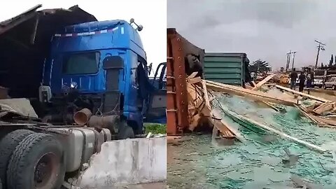 Millions of Naira lost as glass-laden truck rams into a shop in Badagry, Lagos.