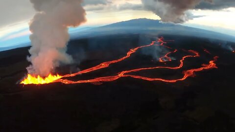 November 30, 2022 — Fissure 3 on Mauna Loa's Northeast Rift Zone continues